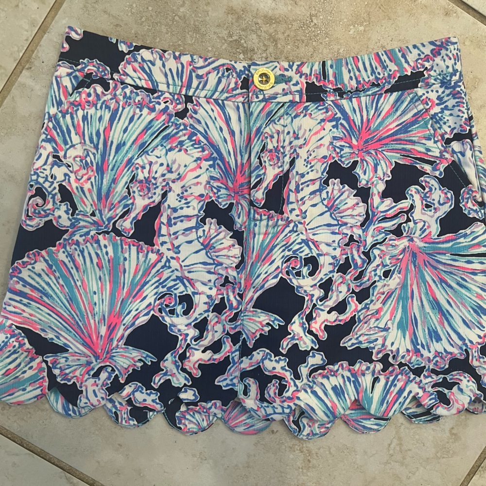 Lilly Pulitzer Colette Scolloped hem skort 
Size 00
EUC